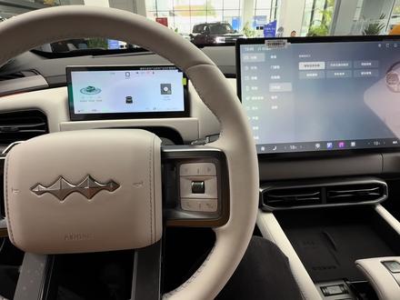 #汽车1主架车门按键介绍
2 360设置及低速转向联动
3 行车记录仪拍照
4方向盘按键介绍及使用
5 车辆档位介绍
6 中控台按键介绍
7 车机主界面操作逻辑
8 驾驶舒适设置
9灯光设置注意事项
10 ETc设置
11 快捷指令设置及如何DIY
12预约用车及预约用电
13灯光及雨刮使用介绍
14驾驶员疲劳检测
15哨兵模式及千里眼
16地图使用说明
17智慧互联介绍
18行车记录仪如何实现5视角
19仪表盘两侧显示如何切换
20智驾设置相关
21其他需要注意事项。#用车技巧 #每天一个用车知识 #购车冷知识 #晒出你的爱车