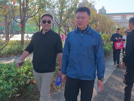 高洪波来福建宁德跑马拉松,现场领取物料,为宁德点赞!12月7日赛场见!#神行2025宁德马拉松 #高洪波