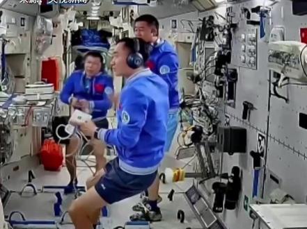 神舟二十号在计划返回前一天对飞船返回舱的例行检查中,发现舷窗的边缘有一个三角形的痕迹,后经确定为裂纹,且有贯穿性。#神二十 #航天 #航空 (编辑:星星)