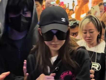 周杰伦昆凌结束演唱会再次回归中餐厅拍摄 清迈国际机场接到杰伦哥和嫂子啦!现场一度混乱🤪
最近清迈真的是捅了明星的窝啊!
#周杰伦 #昆凌 #中餐厅第十季 #清迈国际机场 #清迈旅居生活