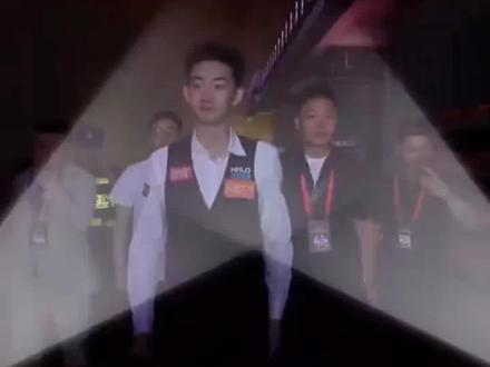 乘风少侠吴宜泽在聚光灯下,台球桌成了他的舞台,每一次击球都像是精心编排的舞蹈。观众的欢呼声中,他用专注和技巧征服了全场,也征服了镜头。这不仅仅是一场比赛,更是一场关于热爱与坚持的表演。#斯诺克的魅力#台球艺术#吴宜泽的舞台 #广州斯诺克巨星邀请赛 #吴宜泽