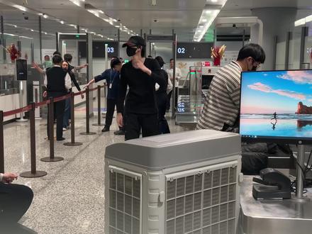 #黄朔 #机场 哥哥你怎么又帅又萌的呢!