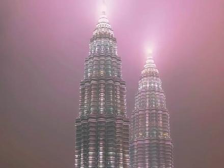 马来西亚 | 吉隆坡双子塔 | 仿佛进入小说中的A市 ✏️双子塔官方名称为吉隆坡国油双峰塔(Petronas Twin Towers) ,是马来西亚首都吉隆坡的地标建筑,也是全球最著名的现代建筑之一。双子塔由阿根廷建筑师西泽·佩礼(César Pelli)设计,于1998年竣工,曾以452米(1,483英尺)的高度蝉联“世界最高双子塔”和“世界最高建筑”称号(2004年前)。如今,它仍是世界最高的双栋摩天大楼。
✏️双子塔共88层,两座塔楼通过位于41层和42层之间的空中天桥(Skybridge)相连,天桥长58米,既是功能通道,也是俯瞰城市的观景台。塔身采用不锈钢和玻璃幕墙,设计灵感源自伊斯兰几何图案,体现了马来西亚的文化传统与现代创新的融合。
✏️双塔内设有办公楼、购物中心(Suria KLCC)、艺术画廊及科学馆(Petrosains)。游客可购票登上86层的观景台,360度饱览吉隆坡全景。塔底环绕着KLCC公园,其人工湖泊和灯光音乐喷泉是市民休闲的热门场所。
✏️作为马来西亚经济腾飞与国家自豪感的象征,双子塔频繁出现在影视作品与旅游宣传中。其夜间灯光秀与节日装饰更是吸引全球游客的亮点。
📌地址:Kuala Lumpur City Centre (KLCC)
📸最佳拍照点:KLCC公园喷泉前或城中城阳光广场外。
#城市夜景 #地标建筑 #吉隆坡双子塔 #视觉震撼 #旅行推荐官