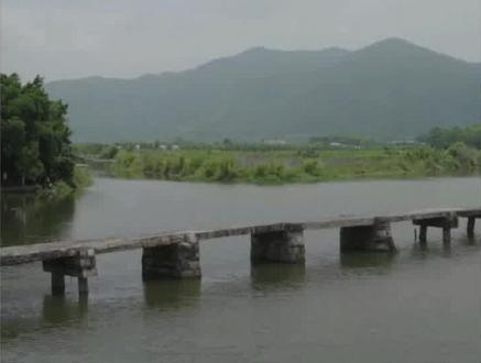 静静看完了潮汕本土电影《给阿嬷的情书》,心里又温柔又沉重,久久不能平静。
从前车马很远,书信很慢,慢到一生只够深爱一个人。影片里叶淑柔和郑木生的感情,纯粹又赤诚,却偏偏生不逢时。旧时潮汕人过番谋生,是刻在骨子里的刻苦与坚韧。
郑木生远赴他乡,为生活奔波,也拉开了漫长的别离。这背后,藏着一代潮汕人的生存不易,更让我读懂了潮汕女人独有的隐忍与温柔。一纸书信,见字如面,字里行间都是牵挂与思念。
整部剧最打动我、也最撑得起全局的,一定是谢南枝。
她善良通透、重情重义,一生清醒克制。她对郑木生,藏着一份未曾言说的心意,说不清是深沉的爱慕,还是超越友情的牵挂。分寸拿捏得当,终身未嫁,默默守在原地,从不打扰。
她对叶淑柔,更是大义情深。心疼她独自拉扯三个孩子,失去丈夫这个精神支柱,往后的日子该有多难。所以她悄悄扛起责任,替"远行"的郑木生,延续牵挂、扛起担当,这份情义,格外动人。也许有人会说,如果当年谢南枝早点说出郑木生离世的真相,叶淑柔或许会选择改嫁,重新组建家庭,不用穷尽一生苦苦等待,孤单半生。可没人懂得,老一辈的爱有多纯粹、多坚定。 于叶淑柔而言,孩子是软肋,丈夫的爱意便是一生的精神寄托。不是不能重新开始,而是满心满眼,只愿等一人归期。
谢南枝的一生,更是无私的写照。她默默撑起两家人的生活,靠着一封封来往的书信,和叶淑柔隔空陪伴、彼此治愈、互相鼓励。在叶淑柔琐碎的家常里,她看见了母性的力量;机缘巧合下,她收养弃婴,不问归期,独自将孩子抚养成人。
两个女人,两种人生,两种耀眼的母性光辉:一种,是遥遥相望,穷尽一生等待归人;一种,是子然一身,不问归途,温柔自愈。
反观现在的我们,生得逢时,山河安稳,一个视频电话就能跨越山海相见,再也不用靠书信寄思念,真的要格外感恩当下的生活。
世人总说,潮汕人过番,是一个时代的拼搏精神。可看完影片才懂,这背后,其实是一代人生不逢时、被迫谋生的血泪与心酸,是无数别离、遗憾与隐忍拼凑出来的岁月。
我难以想象那个时代有多少潮人客死他乡,又有多少潮人能荣归故里…有多少潮汕女人从青丝等到白发,又有多少潮汕女人到死未曾见上爱人一面…我流泪了…#给阿嬷的情书电影