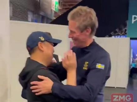 刘国梁拥抱瑞典队主教练佩尔森!2000年世乒赛男团决赛,佩尔森曾战胜刘国梁帮瑞典队夺冠! #奥运我登场 #奥运最前言 #巴黎奥运会 #ZMG风云传播中心