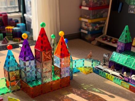 自从小高铁带回家后,小朋友用磁力片搭建了各种场景模拟,😂😂开心得停不下来!🙈🙈幻想着自己坐在小高铁上,穿过了埃菲尔铁塔,🤳路过了小猪农场,📷来到了圣瓦西里大教堂,📸然后又穿越了莫名其妙的“蚯蚓路”,嘎嘎大笑🤣🤣🤣完全停不下来。
磁力片小高铁➕磁力片圣瓦西里大教堂➕磁力片埃菲尔铁塔➕磁力片农场#磁力片 #磁力片拼图大全教程 #磁力片火车 #磁力片高铁 #磁力片小车