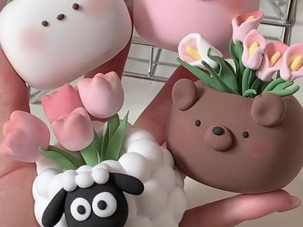 粘土小花盆手工制作
子们👋,今天必须给你们分享一个我最近在抖音刷到爆的手工——粘土小花盆,真的一整个爱住💖!
🎨材料超简单,家里小孩玩剩下的超轻粘土就行,再加上点小工具🛠,没有的话,牙签、小木棍也能凑合。咱就是说,零成本拥有艺术品的机会这不就来了。
动手的时候那叫一个解压😌,把粘土搓圆、压扁、塑形,随心所欲。看着原本普通的粘土在指尖变幻,一会儿是圆润的盆身,一会儿是精致的花边,比玩史莱姆还上头。
烤干或者自然风干后,花盆就硬挺有型啦,不管是种多肉,还是插干花,摆在桌上、窗台,氛围感瞬间拉满✨。家里来客人,一眼瞅见,不得夸你心灵手巧。
关键这玩意,创意无极限。卡通形象、梦幻渐变色、复古纹理,想咋做咋做,每个都独一无二,发抖音那点赞评论不得蹭蹭涨📈。咱手工爱好者、绿植控,赶紧安排,说不定下一个抖音爆款就出自你手,一起用粘土“捏造”春日浪漫吧🌷。 #粘土手工 #小花盆DIY #抖音爆款