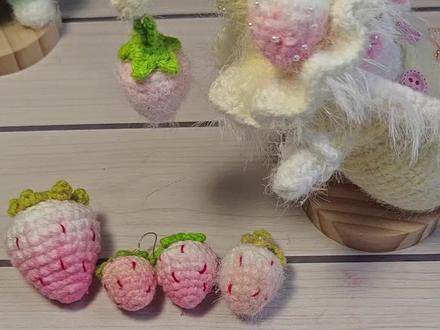 精灵帽版的小草莓教程来了,还带有草莓籽的。赶紧收藏,快勾起来。#精灵帽图解#糖糖兔#爱生活爱编织
