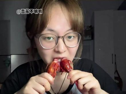 小龙虾剥壳器的权威我后知后觉!炫自助餐炫小龙虾的速度直接狂飙百分两百啊!#小龙虾剥壳器 #玩个很新的东西 #老吃家 #小龙虾 #懒人必备