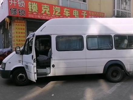 全顺车的通病,拆下锁芯修复即可。