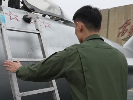 “90”后飞行员坐进74年前功勋战机机舱(陈逸松 张亚芳 虞传薪 孙馨义)#空军红色地标巡礼