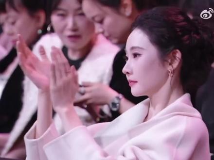 凡子站起来带着弟弟们一起走 给路人吓到了没见过这么大阵仗的家族#张艺凡#TOP #张艺凡