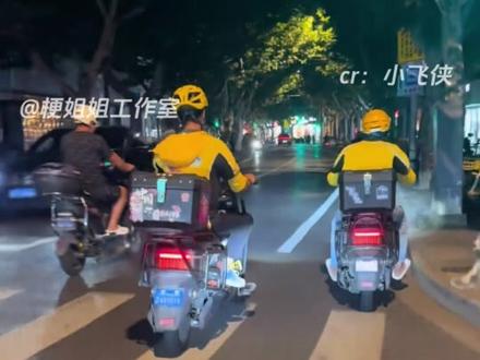 觉得自己倒霉的,可以来看看这位外卖员(素材来源:@小飞侠 )#外卖小哥 #搞笑 #万万没想到 #娱乐评论大赏 #离谱