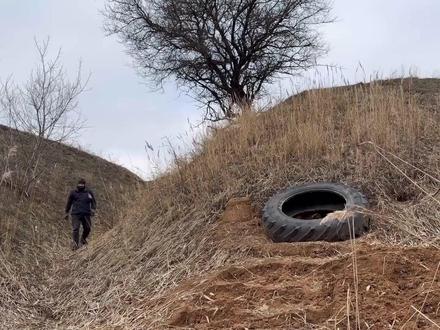 小伙真的是个极品牛人,野外的超级巨石,下面建造出极致庇护所! #荒野建造#庇护所建造#荒野独居#户外#野外生存