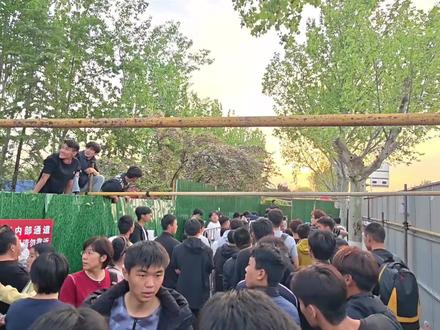 第一大批情况总结对 田径 健美操 排球 三项素质 的一个总结 忘了提篮球 篮球会比去年好一些
有体育考的很好但文化课不太好的 或者单纯文化课想拔高的 欢迎私信我 免费补文化课 我们没有上万的文化课补习费用!爱你们!#山东体考第二批必胜#山东体考 #山东体考加油