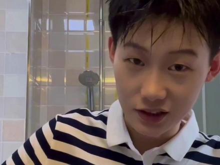 世界上没有丑t只有懒t 头发一抓 跟男人抢女人去吧#女生帅起来 #帅t发型 #男生发型教程