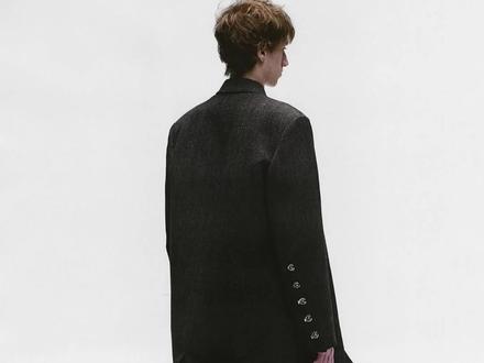 说说我最不喜欢的品牌 ERD—忧郁的富二代 Enfants Riches Déprimés
你到底在忧郁什么?
发这条视频是因为在粉丝群聊里又看到有位朋友发了ERD的一件衣服 写了Fighting The Comxxxxxx of 东大
突然觉得很逗 为什么这个牌子还会做这类型空虚没有内涵的衣服
即使说25ss后有意转型和工作室全员搬迁到意大利重启新系列后明显有质的提升
但我认为这些东西都不是Henri本人做的,他做的东西都是毫无内涵,带着一种白人又或者是没文化的富二代的目中无人和刻板印象的高傲视角所理解的世界
故喷一期视频
希望我的id照不要粉墨登场
#忧郁的富二代
#erd
#loren
#时尚
#服装设计