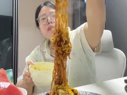 2包火鸡面➕1包炸酱面➕两个煎蛋➕1斤西瓜#减肥