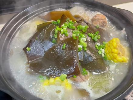 天气热就该多喝点清爽又滋补的汤,今天做了一锅筒子骨玉米海带头汤,获得全家人好评。#海带头 #中国海带之乡