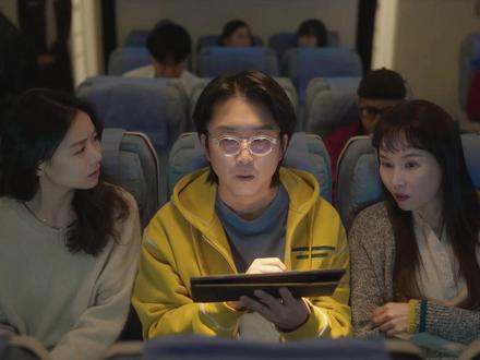 高分韩剧《爱情怎么翻译》11全员破防😭都拉美藏的温柔太戳 谁懂啊!《爱情怎么翻译》第10集直接把过往秘辛扒得明明白白💢
高允贞和金宣虎联手拼凑日记碎片,终于读懂都拉美未说出口的话!原来她当年自愿离开,根本不是情伤,而是为了保护两人不被卷入机密项目风波。
谁懂啊!第11集直接把温柔刀拉满💢 都拉美完整日记终于解密,离开真相远比想象中更戳心!
结合录音笔内容和日记全文才知道,她当年离开不仅是为了保护金宣虎高允贞,更是为了独自承担机密项目的收尾风险,怕牵连两人的前途。
日记里还写着对两人的祝福,说早就看出他们彼此心意,愿意成全这份缘分✨ 金宣虎读完红了眼眶,积压多年的愧疚彻底转化为释然。
高允贞抱着日记哭到颤抖,既心疼都拉美的牺牲,又庆幸自己没有错过金宣虎。两人在都拉美曾经的旧居并肩而立,双向释然的画面太治愈了👏
都拉美是否还有隐藏的后手?两人会带着祝福开启新生活吗?评论区蹲一波温柔脑洞,为都拉美和这对CP收尾~
#爱情怎么翻译 #金宣虎 #高允贞 #韩剧 #韩剧推荐