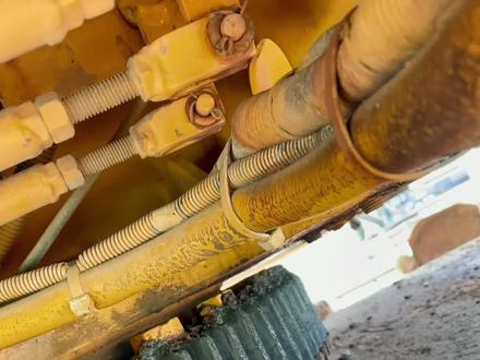 这是一台14年徐工25k-1工地包月车,因为回转支撑保养的的黄油没有打对地方,导致间隙过大发生异响#吊装人