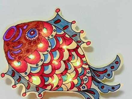 手把手教你做非遗文化鱼灯🎣简单易学孩子超喜欢 不要让自己的居家空间索然无味,来一盏金鱼灯吧!
🐟延续600年的非遗鱼灯,今天我们给它整明白了!不仅是装饰,金鱼灯更让你的家充满生气。只有自己动手做的手工,才更有特色和意义。 🎨🎨恰逢周末,在家让孩子一起学做起来吧!@DOU+小助手 @DOU+上热门
#创作灵感 #学会快去试试吧🔥 #这画是用了亿点点魔法吧 #亲子手工 #中国风手工作品
🏮
材料:
一次性筷子 卡纸 彩笔 订书机 棉花 灯串
🏮
步骤:
卡纸画出鱼,涂色,裁剪下来
一次性筷子涂色做灯笼杆子
粘贴灯串和筷子背
订书机将两片鱼订好,塞进棉花
打开灯完成
🏮
非遗鱼灯的文化意义是寄托着人们对美好生活的向往,也传递着中华文化的独特韵味。这不仅仅是一盏灯,更是一个承载着美好寓意和节日氛围的小艺术品!
💁🏻♀️
关注艺童美术,每周定期更新,3-8岁儿童绘画教程设计与制作详细解析,让宝宝在家也能学习到丰富的美术绘画、手工、创意等知识。