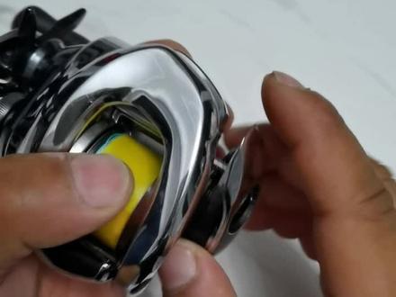 SHIMANO 19 ANTARES MGL
强度可以,金属质感很强,离心刹车系统,shimano现在以密齿居多来增加手感,其实和普通齿轮手感没有那个好和不好,搞搞重饵还是可以的,讲到齿轮到目前网络这么发达的时候还有“大师说要对齿”,那么我想说的是齿轮为啥做基数而不是偶数,“所谓大师”先学习下为什么做基数齿轮你就应该懂需不需要对齿轮了