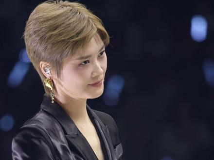 “从天地 摘一颗执迷” 新皮肤版《恶鸟》鲨疯我!!#李宇春 #李宇春皇后与梦想演唱会 #神级现场 #李宇春上海演唱会 #神级live现场