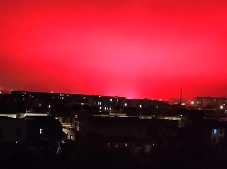 浙江舟山突现“红色天空”,气象专家:可能是低层云系对光的一种折射现象。(来源@舟山广电)