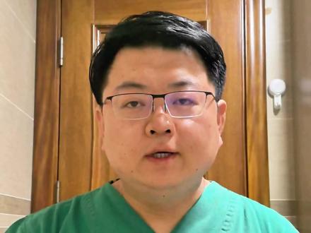 骨折后皮肤为什么会长水疱! 骨折以后有起水疱的情况,主要的原因是骨折断端出血伴有周围软组织明显的损伤破坏,引起了骨折肢体有明显的肿胀而引发的张力性水疱。
而这种张力性水疱,随着后期骨折肢体肿胀逐渐的吸收消退,水疱的情况也会逐渐的减轻恢复。
所以在病人出现骨折有张力性水疱情况时,休息时一定要垫高患肢,应用脱水药物和活血化瘀的药物,来促进骨折肢体肿胀吸收消退,以促进水疱恢复,以促进骨折的愈合。
如果说水疱相对较大,可以消毒处理,以后用无菌针头将水疱挑破,然后油纱覆盖创面,以促进水疱恢复。#抖出健康知识宝藏 #骨折后肿胀多久才能全消 #张力性水泡 #皮肤损伤#皮肤损伤