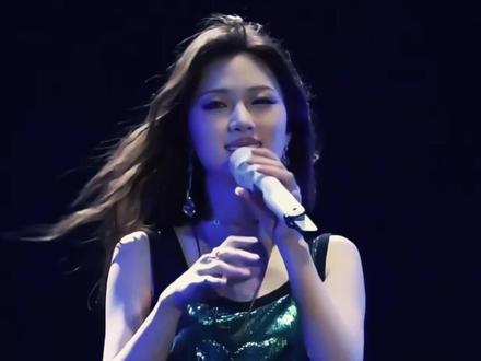 被《马踏樱花》的歌词狠狠戳中泪点。它用第一人称视角,让每个遇难者都有了名字 —— 等待花轿的美人、保护女儿的父亲、襁褓中的婴儿。旋律从低沉悲鸣到激昂呐喊,完成了从铭记苦难到砥砺自强的蜕变,听得人热泪盈眶,更懂 “吾辈自强” 的重量。#马踏樱花