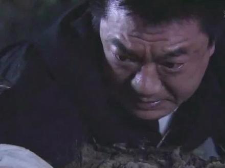 秦敖为救自己心爱的女人向日本特务举起了枪。。。。