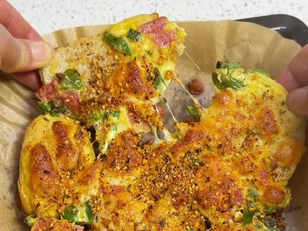 一个剩馒头做个烤馒头2.0,放了一片芝士更香了,烧烤料是灵魂酥酥脆脆太香了#烤馒头片 #空气炸锅烤馒头 #空气炸锅美食 #馒头的神仙吃法 #vlog十亿流量扶持计划 @抖音小助手