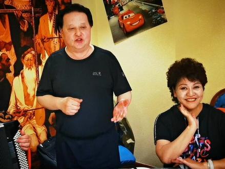 欢快幽默滴西北曲宴#我的心儿啪啪跳 #塔城手风琴之夜 #手风琴演奏 @俞平 @苏尔东