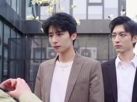 哥哥脱衣服的样子可真帅气!@wuli米言 @wuli东池 @wuli小辉 #百亿剧好看计划