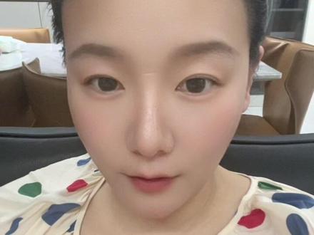 黄金基金对比积存金最大区别是价格!!! 黄金基金一天只有一个价格,特别好记:只要在交易日下午3点前买入,不管你是早上买、中午买,还是临近3点买,全按当天收盘后的净值来算;要是3点之后买,就顺延到下一个交易日,按那天的收盘净值结算,哪怕你当天分好几次买、买不同金额,最终买入价都完全一样!
再看积存金,它是挂钩实时金价的,盘中价格随时在变,一天能有无数个价格,你每一笔买入的价格都可能不一样,成本也会有差异。
记住这个核心区别,就不会买错啦!