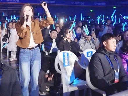 海来阿木哈尔滨演唱会《分币不掏》对唱版!听说对唱的小姐姐身份不简单啊!#海来阿木 #分币不掏 #来跳舞 #海来阿木哈尔滨演唱会