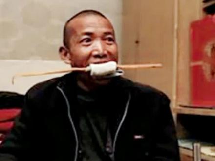 十多年前,#河北保定 农民郑艳良因为无钱治病自己在家自行做了截肢手术,之后引起了#舆论 关注,得到了救治!#乡村守护人 #农村生活 #解密