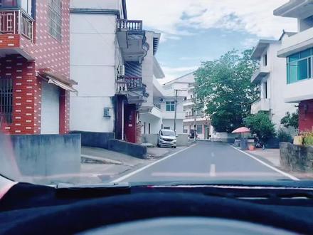 远嫁江西,据我了解江西人特别喜欢建房,喜欢买车,喜欢攀比!真是一生为了房子奔波,建完乡下买城里,乡下房子过时了又回乡下重建别墅,还特别恋家每个节日都要回家,在外面挣的钱不是花的路上,就是花的建房子上,要么就是花的吃光😀所以说江西人太穷了#农村房子照片真实图片 #老家房子别墅