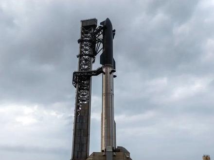 SpaceX 的“星舰”第12次试飞将于5月21日发射升空 星舰第12次试飞再次调整,最新瞄准5月21日晚发射。这是星舰V3版本首飞,释放22颗模拟星链卫星,其中两颗专门拍摄隔热瓦,检验再入过程中的隔热性能。隔热系统一直是星舰研发难点,这次飞行将是关键验证。不止是飞行,更是一次“自我体检”。
#星舰V3 #SpaceX #星舰 #星链