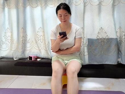 躺着晃,坐着晃都行,抖腿也行,坐着晃腰背尽量挺直,躺着晃背部尽可能贴合瑜伽垫,防止晃的腰疼,不经常运动的,先小小幅度的晃,一次晃几分钟停一会,适应了再加时间和晃的幅度,拉不拉伸看个人哈~目前我只松解腿部肌肉,没有做其他的拉伸~#晃腿 #瘦腿 #梨形身材