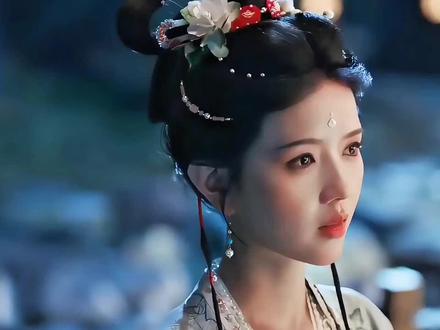 吾妻齐姝,见字如晤。
犹记广陵寺中,盲棋对弈,不知对面为谁,但觉棋路清奇,如月照寒潭风过竹林,每落一子,皆落吾心上。不意竟种下此生因果,后知对坐者为公主,吾一介白衣,安敢妄窥天颜?遂断此念,以为此生不复相扰,不意卿竟入书院,易开而钗,混广生徒之间。吾心中惊涛翻涌,方才已乱。若斥之,恐此生不复相见;若留之,又恐误卿终身。终是私心占了上风,吾伴作不知,容卿留于身侧。
然情之一字,愈抑愈炽。风雨廊亭,偶然隔空时弈,指落枰间。心弦骤动。然吾家世代不仕,两袖清风,怎敢误佳人? 每思及此,辗转反侧,恨已懦弱,口不能言。
后入军营,为将年谋划。卿竟冒太医之名,涉险前来。朝夕相处,方知。卿非深宫金丝雀,而真巾帼也。吾出征前夕,卿不顾男女之防,奔来相拥,其声哽咽“等山长平安归来。”当此际,吾心弥坚,情之所钟,唯卿而已。遂偷偷为卿纳鞋底,佯装受伤,只为博卿垂怜关切,每忆至此,自笑荒唐。然荒唐至此,亦不觉悔。
及至卿困于火海,那一刻,什么君臣之防,什么礼教之傅,吾心中唯有一念卿在火中,吾当在火中,吾恐此生失所爱,心不能安。幸得上天垂怜,携卿而出。今终鼓起勇气,向卿求婚。卿言欲以藏书楼万卷为聘,吾欣然应之一—其实吾之书早属卿,吾亦人亦早属卿笑。
回首半生,棋盘落子,步步皆在算计中,唯卿即一事,乃天意使然。今执笔于此,窗外月明,卿在身侧,石虑皆空。此生得卿,方知从前景行步步,皆为渡向卿耳。
——夫 公孙鄞
#逐玉 #火姝鄞花 #齐姝 #公孙鄞 @李卿 @喻钟黎