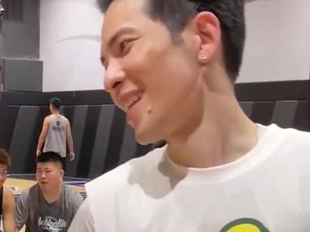 运球没输过?和萧老师来把豪斯大比拼!@野球帝 @萧敬腾 #萧敬腾篮球男孩的快乐 #chasethemoment #野球帝courtman