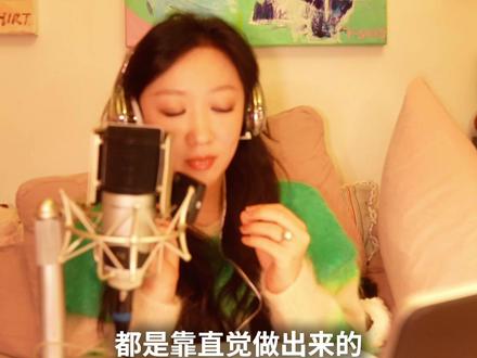 你早就知道答案。你只是在搜集一切论证你是对的证据。 我人生的大事,都是靠直觉。对于我来说,直觉是一种手心出汗的感召。为什么面对一个难以抉择的事,我们明明用列优缺点的方式做出了决策,人却不开心?我举了一个25岁我面临的大选择:去新加坡or留在香港?
我一直都有一个疑问:人究竟在什么时候应该顺应直觉,顺应本能,相信自己的感觉,什么时候应该突破自我,选那个挑战你的选项,给自己主动上难度,你觉得的不合拍不是不合拍,是你走出舒适地带必须经历的障碍?
我的结论:自我总会突破,人还是不能为了做看似对的选择而选了那个自己不喜欢的选项。你喜欢跟什么性格的人共事,你们是否快速产生默契和化学反应,对于内容创作这个领域来说几乎重要过一切。技能都可以经过项目被学会,你是否找到跟你在一起能给彼此贡能的人更重要。
我在决策时会注意一件事:这个人的加入或者这件事的达成会不会打破我的生态系统或平衡。举个例子,对于我这个人最重要的一件事:是心里的轻盈和自由感,以及我是否有足够宽泛的思维活动空间去做思考。
所以如果我要和一个人或一家公司长期合作,我会先抛出几个问题来反复确认:这个因素的加入,会不会压缩到我核心的习惯,这个我认真滋养,让它生长,承诺一辈子保有的习惯,就是思考。因为我深知如果我不再思考,我就没有产出的意欲,如果我为了金钱去产出,我的产出谁都可以看出它毫无思考。
如果把我们人生中的每一幕用文字展现出来,但需要脉络清晰,我想我会用荧光笔把所有我思考的时间,发生过思考的幕给划出来,那是日常混沌中为数不多的闪光的地方,或者自带荧光的存在。
完整版请移步“彤姐很忙”播客收听第三期,国内外主流播客平台我们都有入驻。
#选择焦虑 #决策焦虑 #视频播客 #彤姐很忙播客 #直觉