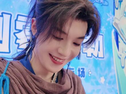 五岁VS五个 一起来看看吴韬怎么选 5岁的景向谁依和5个景向谁依
5岁的顺子和5个顺子
5岁的酒酒和5个酒酒
5岁的张福正和5个张福正
#配音演员 #倒霉死勒 #吴韬 #签售 #线下