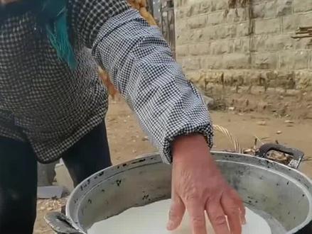 “夺命毒铝锅”被央视曝光,能将美食变“毒药”,长期使用会致癌#铝锅 #致癌 #生活科普