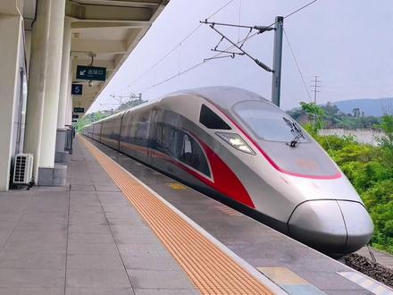 复兴号成渝双城BUS拉近了成渝两地的时空距离,G8619成都东→沙坪坝中途停靠#内江北、#永川东……
#交通强国铁路先行 #最美的风景在路上 #一路向前 #坐上高铁来看你