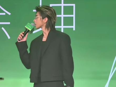 坤哥这波在大气层太温柔了😍#蔡徐坤 #ikun #蔡徐坤杭州见面会