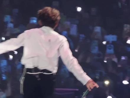 每个人都会爱上小圆圆 乐队吉他手也不例外#王源跨年演唱会 #王源客厅狂欢巡回演唱会 #王源 #演唱会