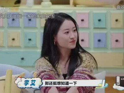 爸爸当家绝了! 追爸爸当家追了五季了,每一季都很有启发,让人觉得心里很温暖。
这一季第一期刚开播之前,网上一直在鼓吹周医生他们一家的父母爱情,其实我当时没有太多感觉,就觉得大家可能只是磕cp磕习惯了,磕着好玩。
但是在第二期补充了背景信息后,得知原来不只是爸爸周有君是离异家庭,热情开朗的妈妈黄寸芷也是离异家庭,且她的母亲后来还因事故去世。
直到这一段,我才真正的get到爸爸当家这一季,为什么要选择这一个家庭。
爸爸周有君的话如下,真的是深受启发。网上也没有见到关于这段内容比较完整的片段,所以我就录屏录了下来。
过往经历的事情其实不足以定义你今后的整个人生,选择什么样的道路,完全取决于你想成为一个什么样的人。#爸爸当家5 #周有君 #黄寸芷#黄寸芷
